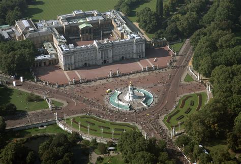 Camerele secrete de la Palatul Buckingham! Iată cum arată încăperile ...