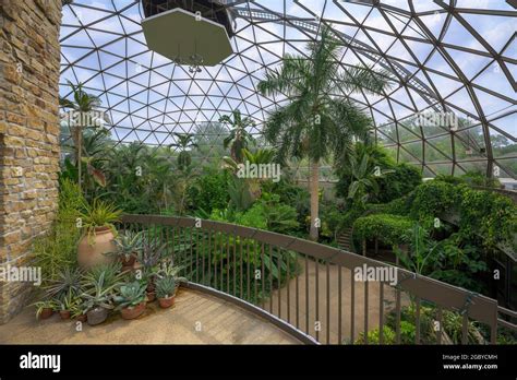 Center building and inner dome of the Greater Des Moines Botanical ...