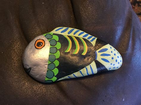 Fish rock art | Painted rocks, Painted rocks kids, Rock painting tutorial