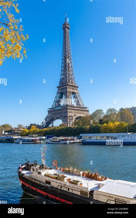 Paris, the Eiffel Tower, with houseboats on the Seine Stock Photo - Alamy