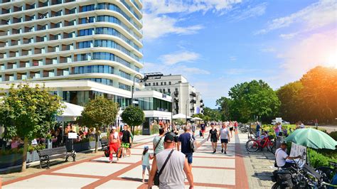 Swinoujscie, Poland. 15 August 2023. The popular beach promenade on the ...