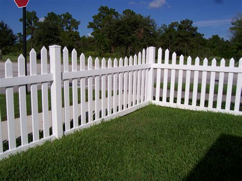 VINYL PICKET FENCES | FENCES