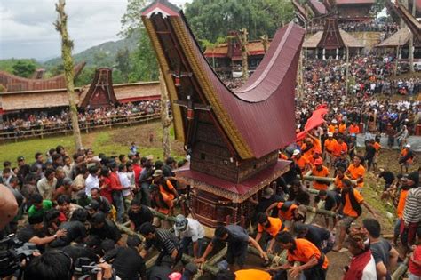 Tana Toraja Funeral Procession in South Sulawesi Indonesia | Indonesian ...