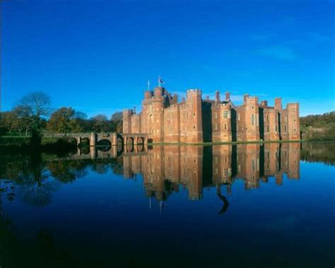 Herstmonceux Castle | Parks and Gardens (en)