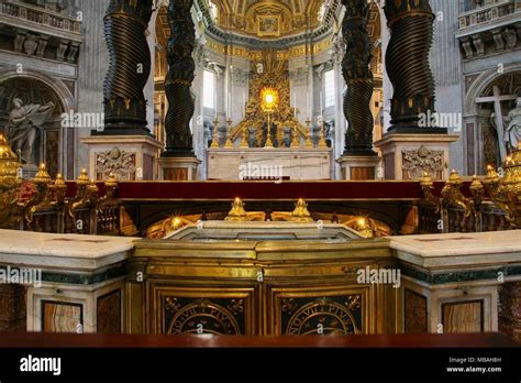 Nave of st peters basilica hi-res stock photography and images - Alamy