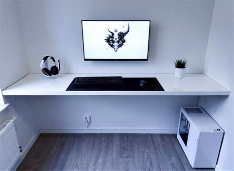 Amazing clean, white and minimalistic setup by Arccai! Click for more ...