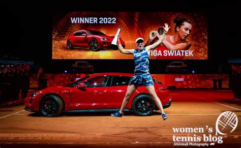 All Asics tennis outfits that world No.1 Iga Swiatek wore in 2022 ...