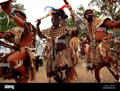 Zulu Dancing Photos & Zulu Dancing Images - Page 5 - Alamy