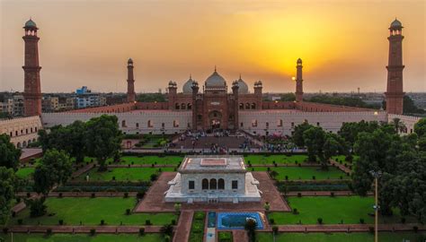 Badshahi Mosque – Traveler's Horizon