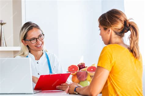 Premium Photo | Female nutritionist giving consultation to patient