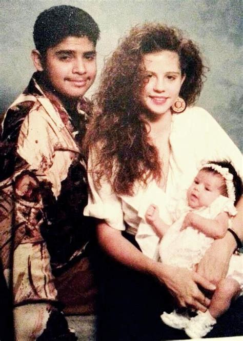 VERY RARE - selena gomez as baby with mom and dad | selena gomez family ...