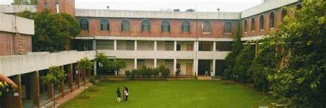 Bharati College Delhi: Courses, Departments, Campus & Amenities ...