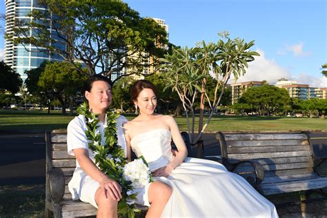 Waikiki Weddings: Stroll in the Park