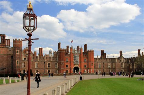 A Visitor's Guide to Hampton Court Palace in London