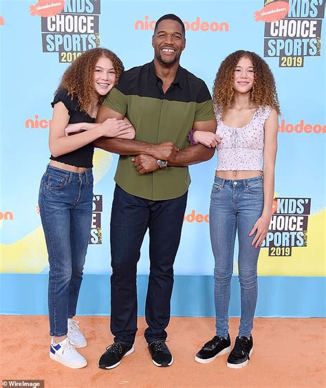 Michael Strahan, 47, poses with his twin daughters at the Kids' Choice ...