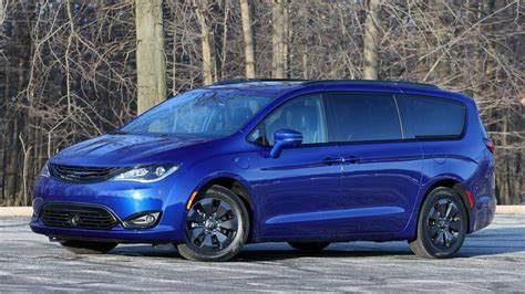 Chrysler Pacifica Hybrid News and Reviews | Motor1.com