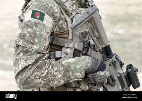 Soldat avec fusil d'assaut et drapeau du Bangladesh sur l'uniforme ...