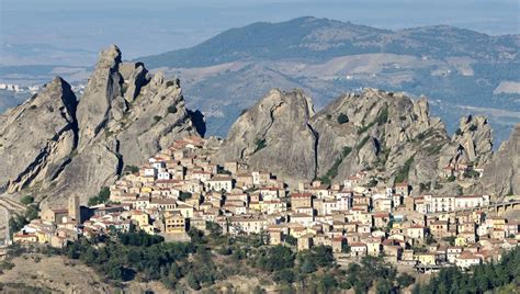 Pietrapertosa e Castelmezzano, i paesi del contrappunto sul filo dello ...