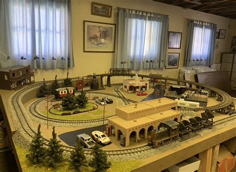 Large scale indoor club layout - Trains