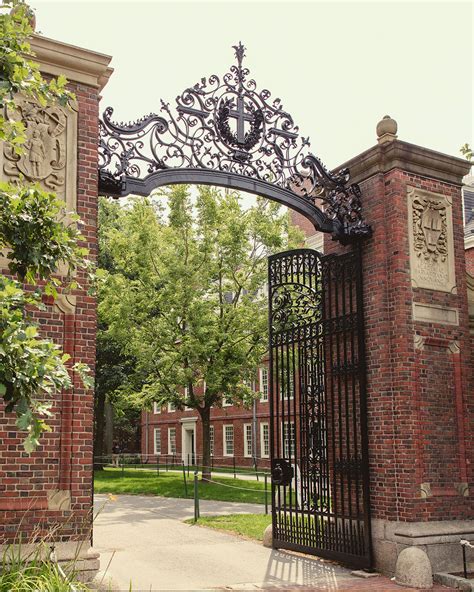 Harvard University's Instagram, Twitter & Facebook on IDCrawl