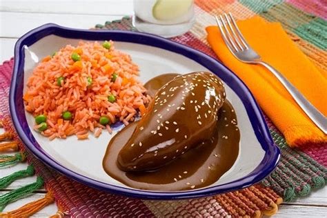 Mole de pollo con arroz rojo tradicional | Recetas Nestlé