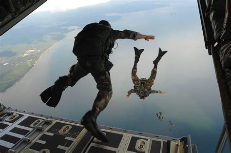 HALO and HAHO Jumps by the Paratroopers [Explained]