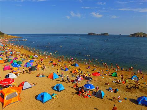 Tourists flock to Dalian beaches(1/5)