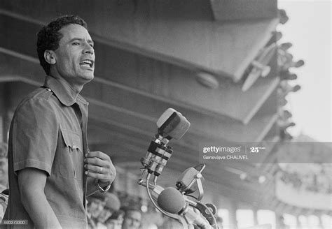 News Photo : Muammar al-Gaddafi gives a speech to... | Muammar gaddafi ...