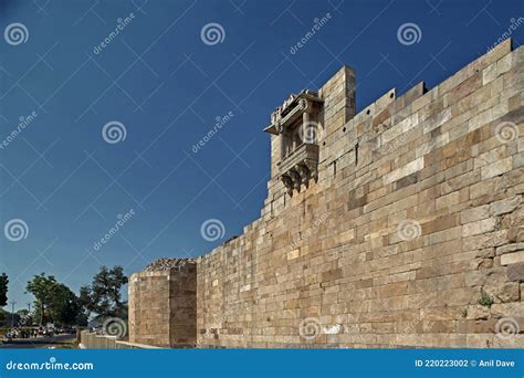 Champaner Fort Wall-Champaner-Pavagadh Archaeological Park, a UNESCO ...