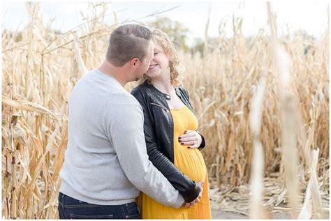 Pumpkin Patch Maternity at Roca Berry Farm - Amy Maly Photography