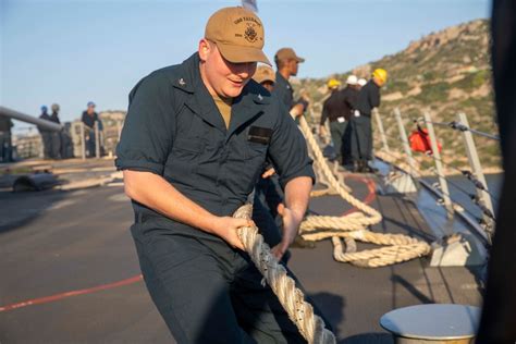 DVIDS - Images - USS Farragut (DDG 99) Daily Operations [Image 9 of 10]