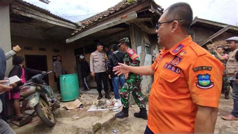 The PVMBG Team Checks Areas Affected By The Garsela Sesar Earthquake In ...