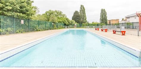 Swimming Pools at Finchley Lido