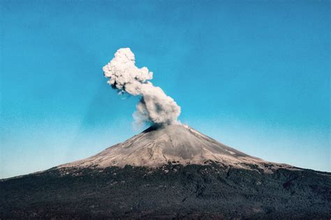 Popocatepetl volcano today in Puebla, Mexico [3336x2224] [OC] : r/EarthPorn