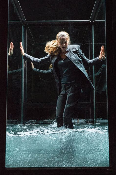 Movie: Divergent Has a Little Something For Everyone — Vogue | Vogue