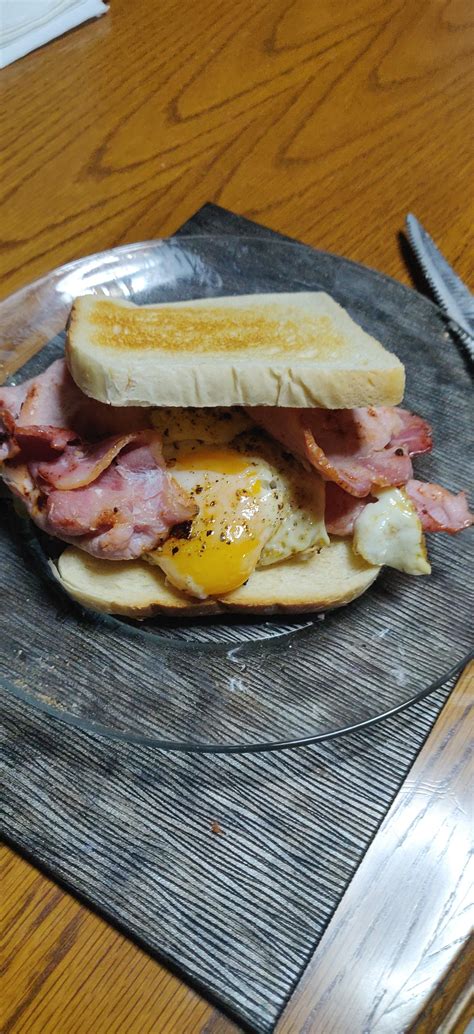 [Homemade] Bacon & Egg Sarnie | Food network recipes, Homemade, Bacon