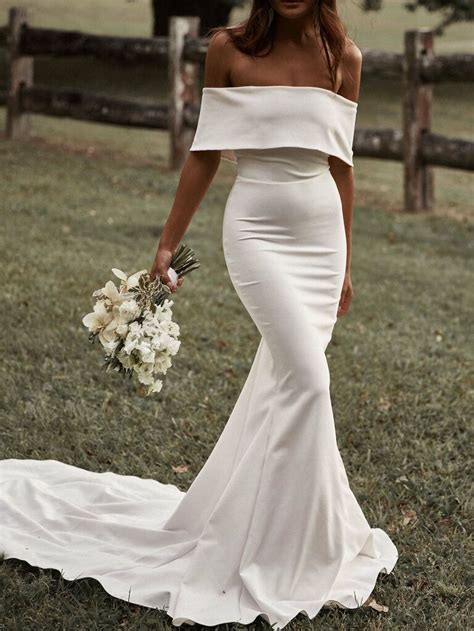 28 Simple, Minimalistic Wedding Dresses For Modern Brides