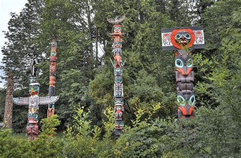 Stanley Park Totem Poles - Gray Line Westcoast Sightseeing