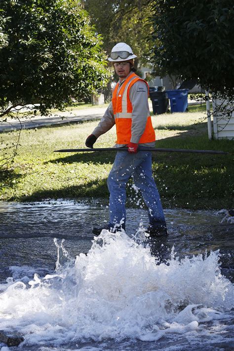 Two water main breaks occur at about same time | News | herald-zeitung.com