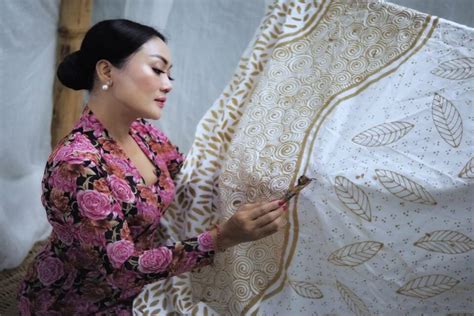 10 Contoh Seni Rupa Tradisional beserta Gambar dan Asal Daerahnya ...