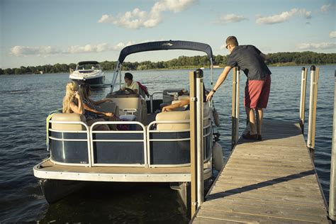 Docking a Pontoon Boat: Step-by-Step Guide | Discover Boating