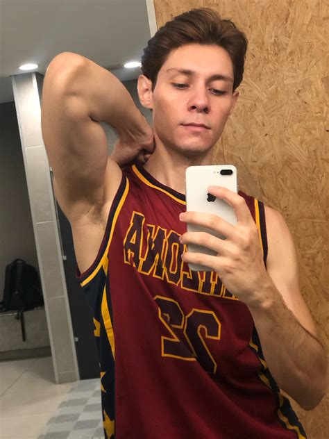 gym mirror selfie : r/ClothedMuscle