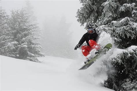 Aspen guided freeride snowboarding day tour. trip. Certified guide