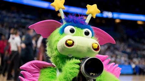 Orlando Magic mascot pranks Bulls' Robin Lopez | Sporting News