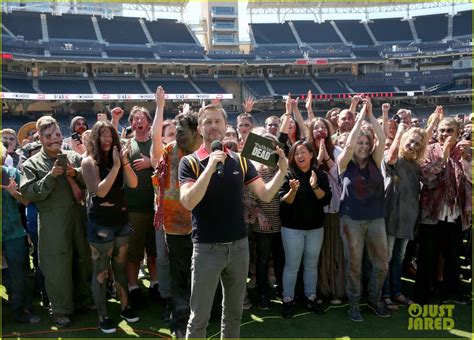 'Walking Dead' Cast Hangs Out with Walkers at Comic-Con 2019!: Photo ...