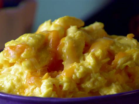 Athletes Recipies: Cheesy Scrambled Eggs - World Bodybuilding