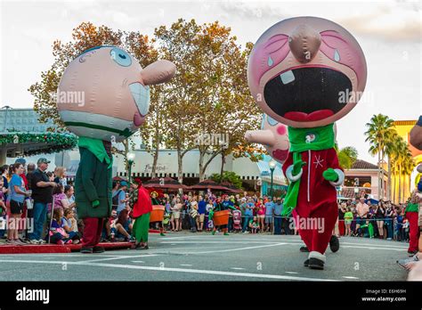 Cartoon characters with big balloon heads in Macy's Holiday Parade at ...