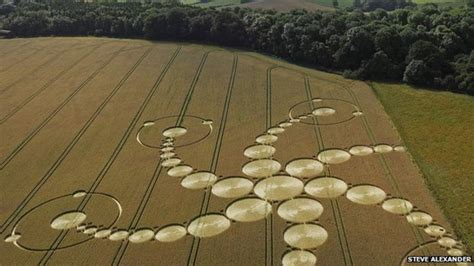 Display marks 25 years of crop circles study - BBC News