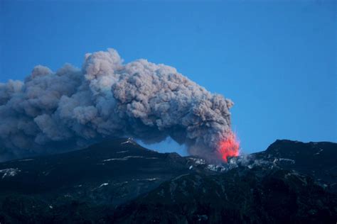 Hekla volcano ready to unleash 'major disaster' with imminent eruption ...