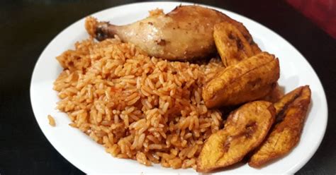 Jollof rice with fried plantain and grilled chicken Recipe by Chiommy ...